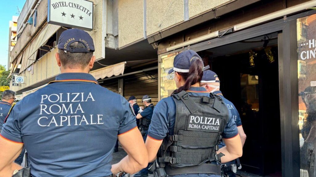 Controlli della Polizia Locale e sgombero all ex hotel Cinecittà