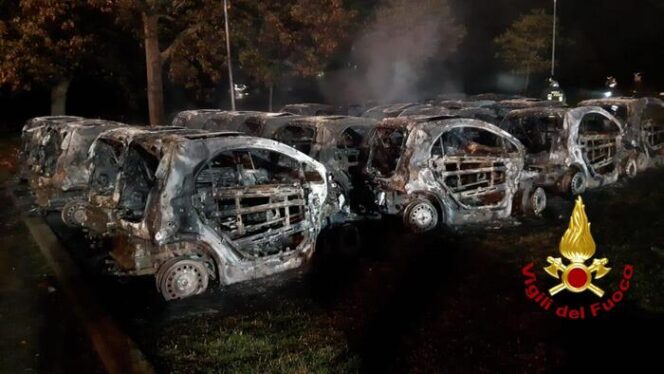 Incendio Distrugge Ventiquattro Veicoli Nel Parcheggio Di Milano Fiori