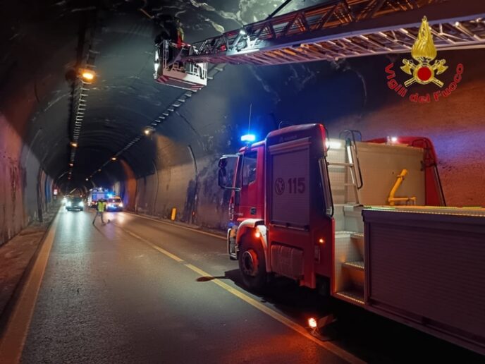 Calcinacci Cadono Da Una Galleria Sul Raccordo Avellino Salerno Nessun