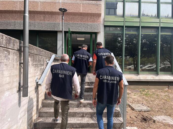 Blitz Dei Carabinieri A Montemarciano Chiuso Esercizio Commerciale Per