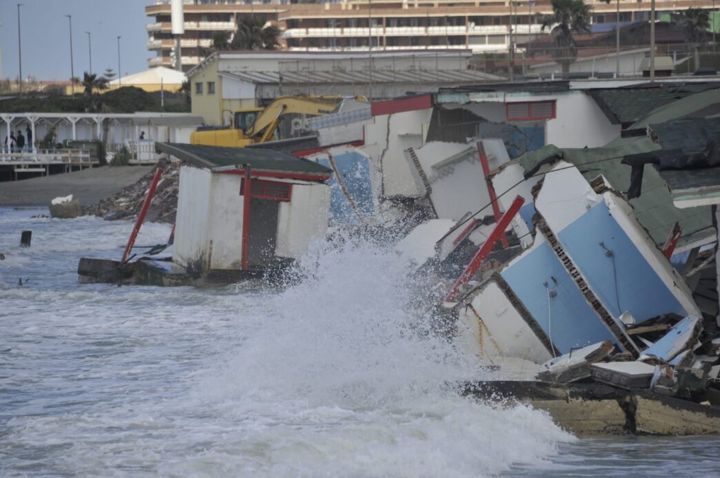 Mareggiata a Ostia la devasta