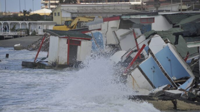 Mareggiata a Ostia la devasta