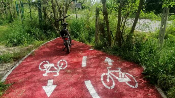 Pista ciclabile incompleta a F