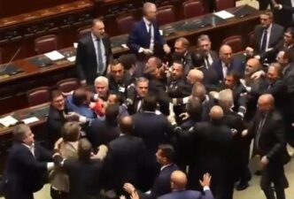 Aggressione politica in Aula