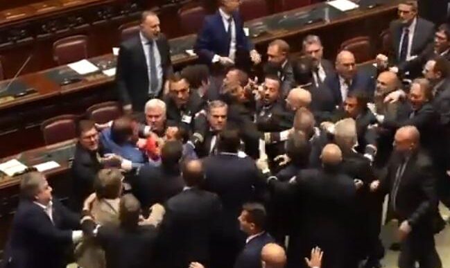 Aggressione politica in Aula