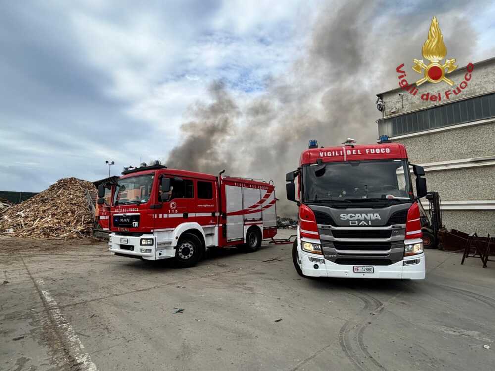 Incendio al deposito rifiuti d