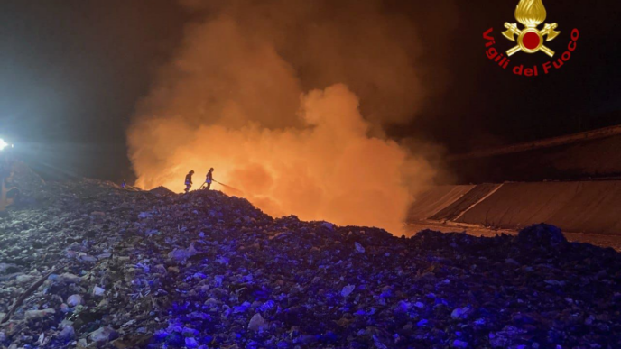 Incendio alla discarica di Bel