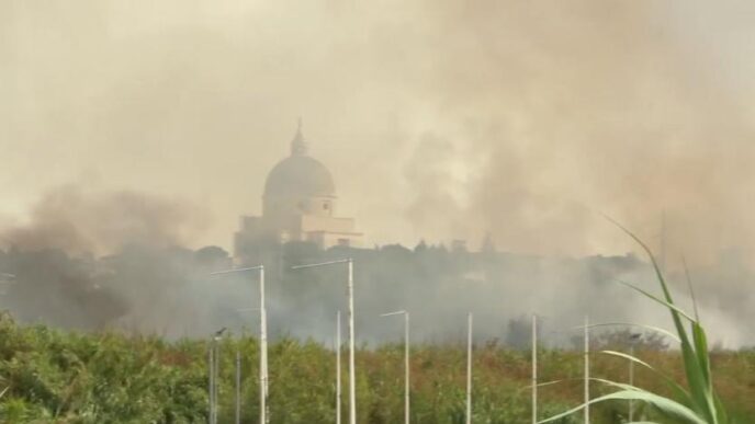 Incendio nella periferia di Ro