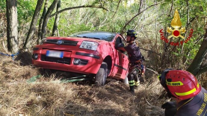 Auto finisce in una scarpata a