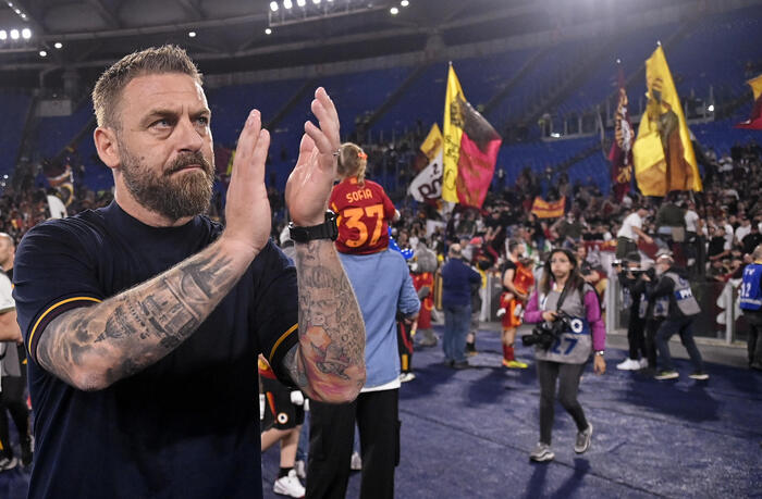 Daniele De Rossi celebra la pe