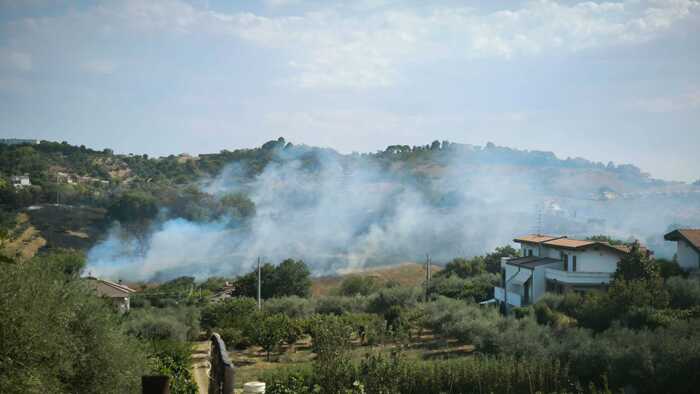 Incendio devastante tra Pescar