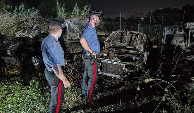 Incendio distrugge otto auto i