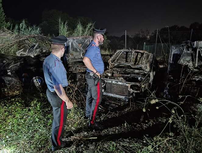 Incendio distrugge otto auto i