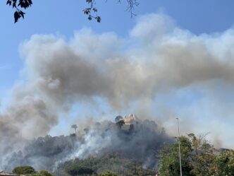 Maxi incendio a Roma aperta u