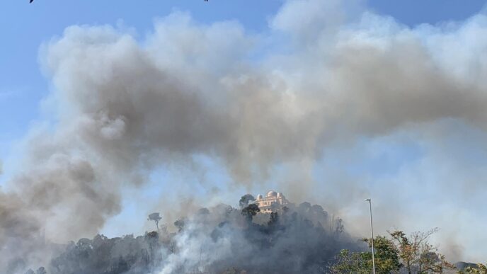 Maxi incendio a Roma aperta u