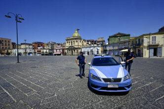 Napoli Due Arrestati Per Lom