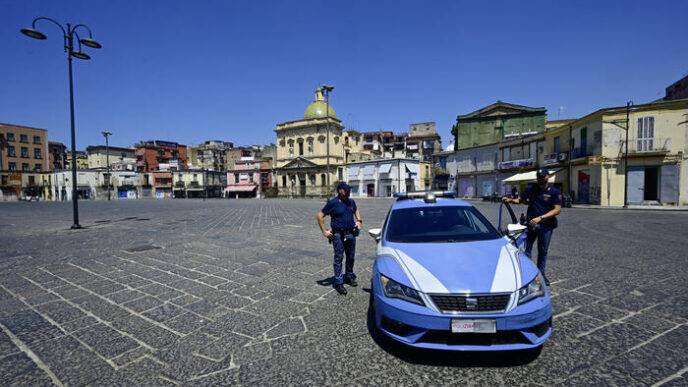 Napoli Due Arrestati Per Lom