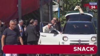 Papa Francesco sorprende a Ost