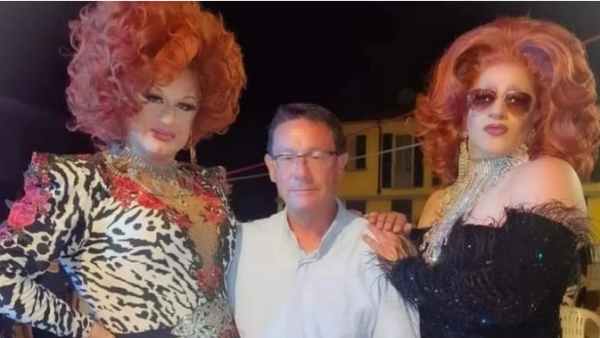 Spettacolo di drag queen sul s