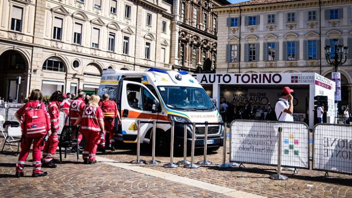 Auto Sulla Folla Al Salone Di