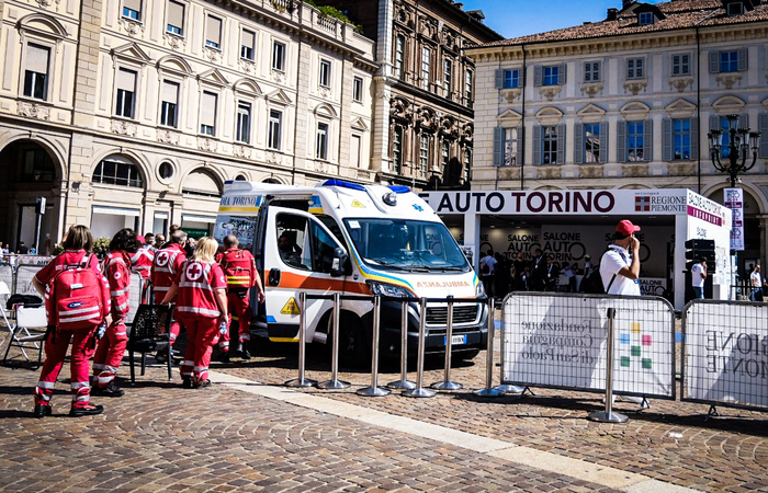 Auto Sulla Folla Al Salone Di