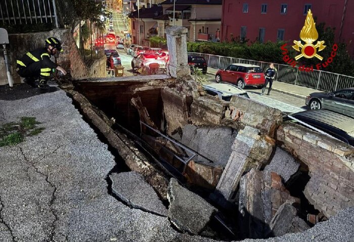 Crollo Di Una Scalinata Pubbli