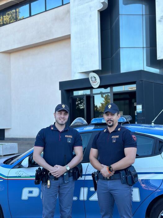 Due agenti di polizia possono