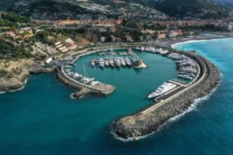 Incendio nel porto di Cala del