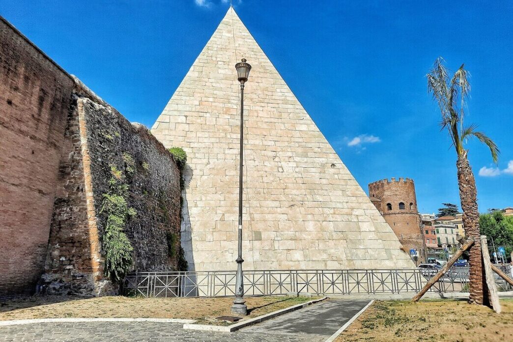 La Piramide Cestia Di Roma Apr