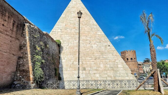 La Piramide Cestia Di Roma Apr