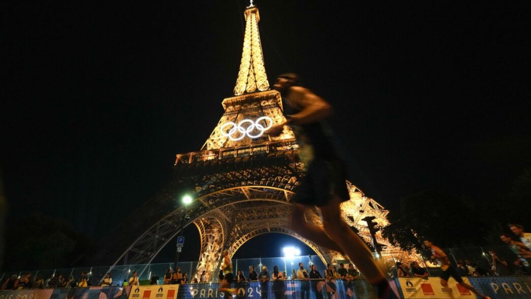 La Torre Eiffel Si Arricchisce