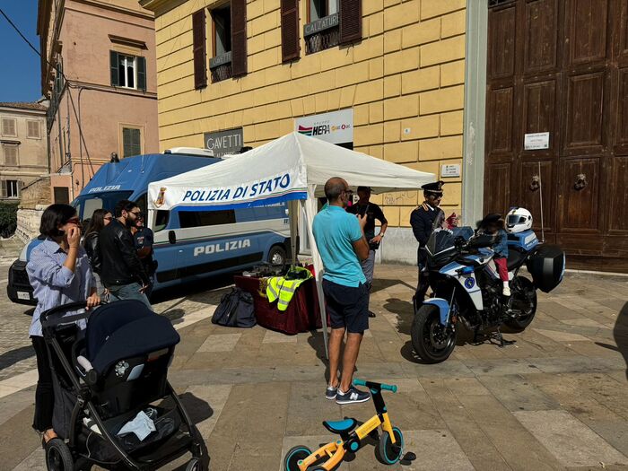 La Polizia Stradale Lancia La