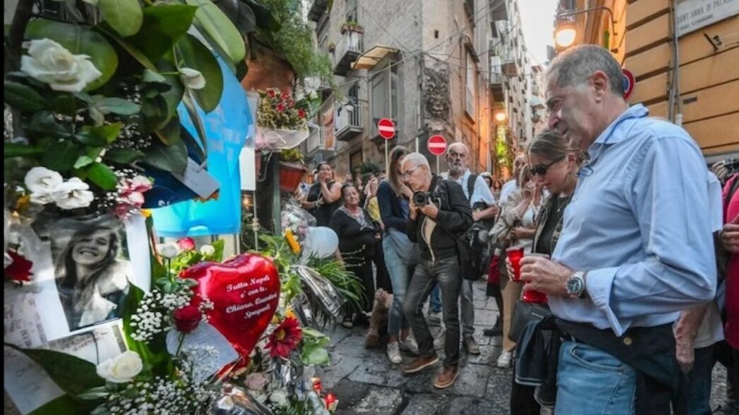 Napoli in lutto fiaccolata pe