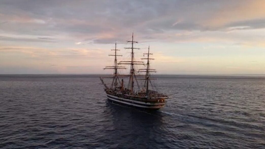 Nave Amerigo Vespucci approda 1