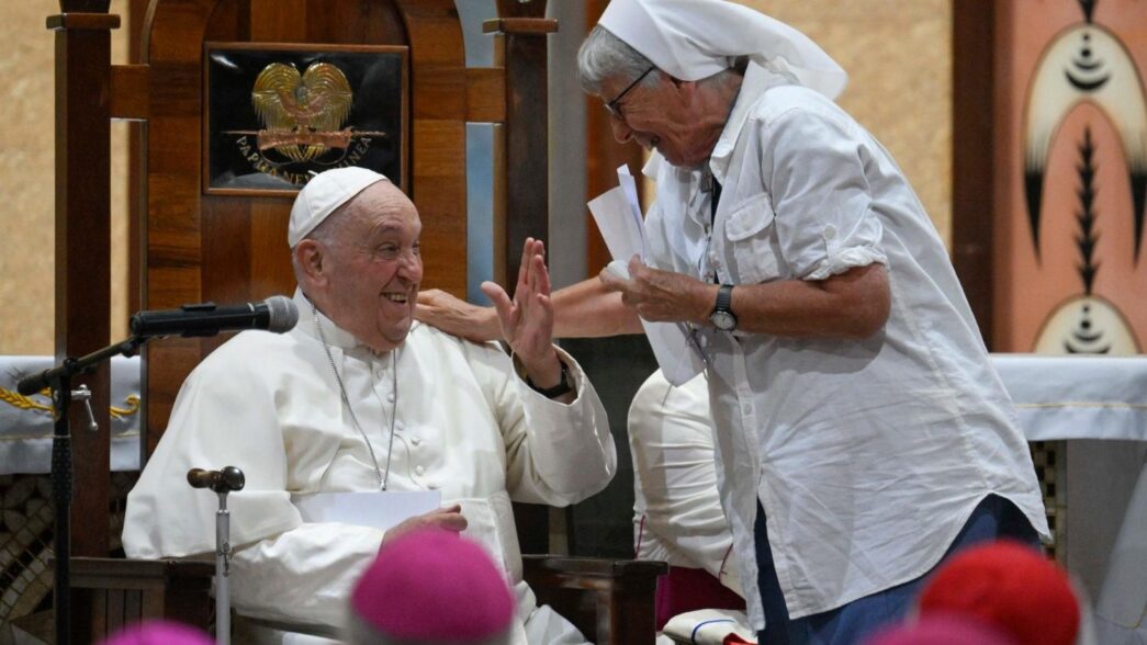 Papa Francesco ascolta testimo