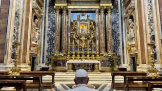 Papa Francesco In Preghiera Al