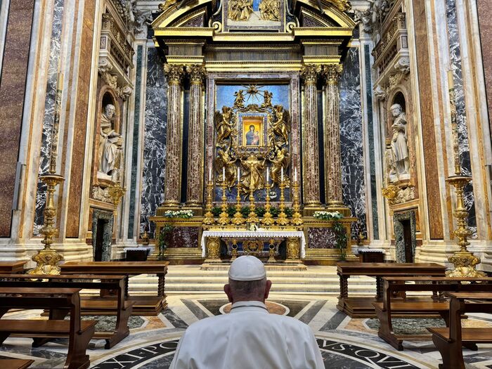 Papa Francesco In Preghiera Al