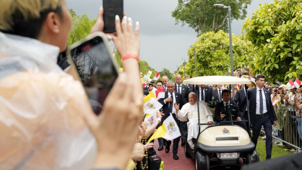 Papa Francesco in visita a Sin