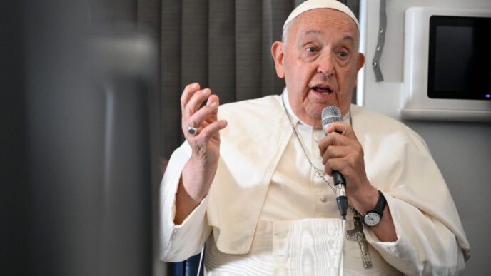 Papa Francesco In Volo Verso R