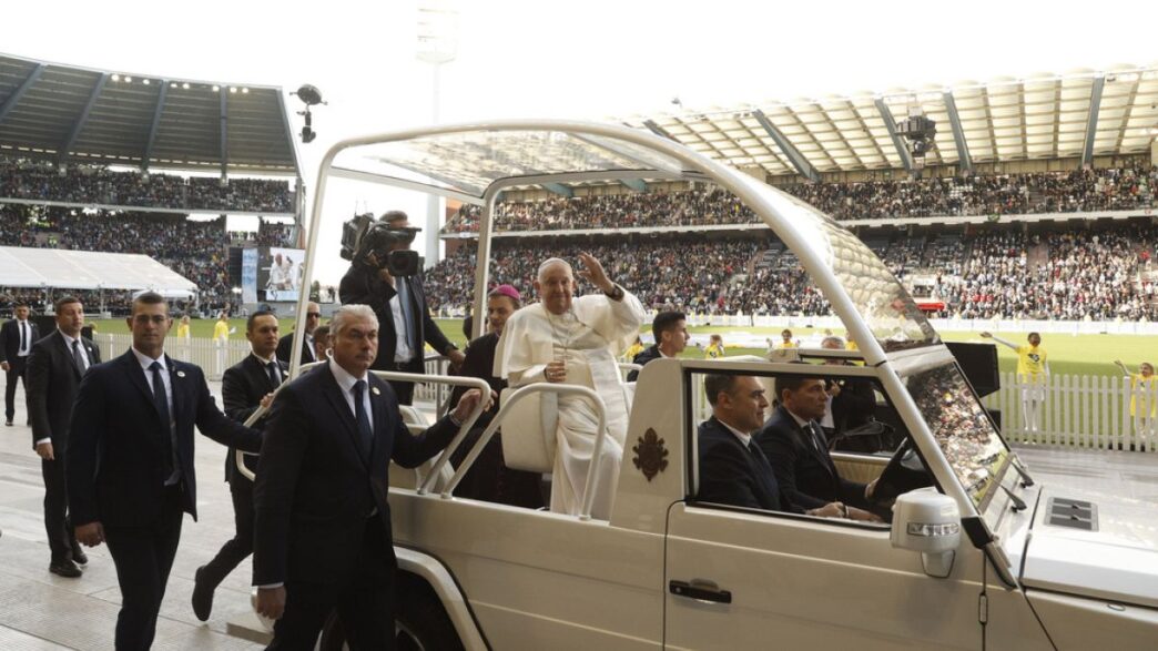 Papa Francesco Torna A Roma Do