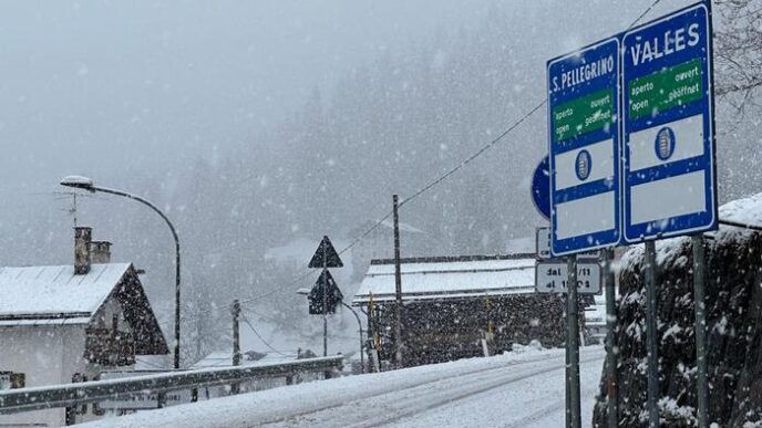 Prima Neve Nelle Dolomiti Una