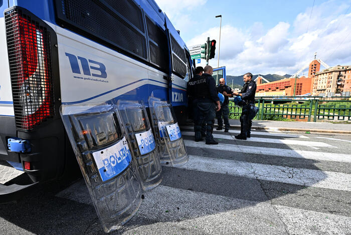 Scontri Tra Tifosi A Genova T