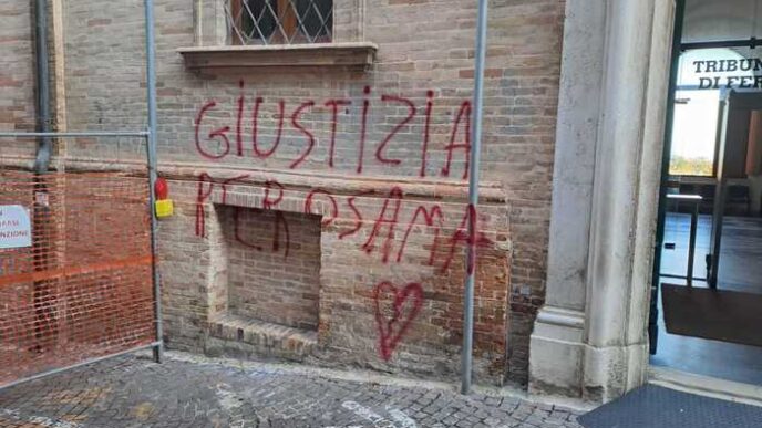 Scritte Sul Tribunale Di Fermo