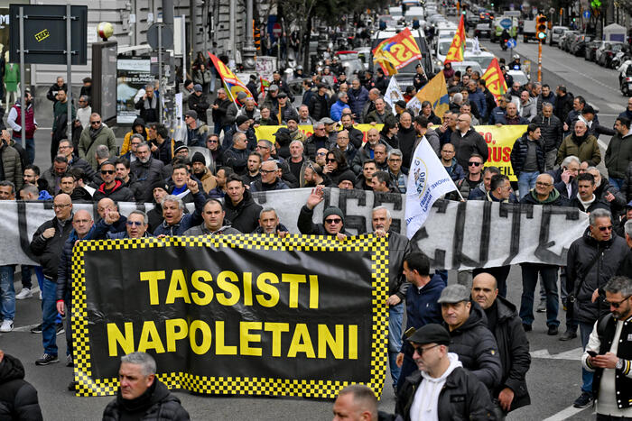 Sit In A Napoli Per La Rimozio