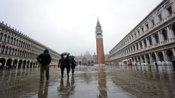 Venezia Lacqua Alta Torna A