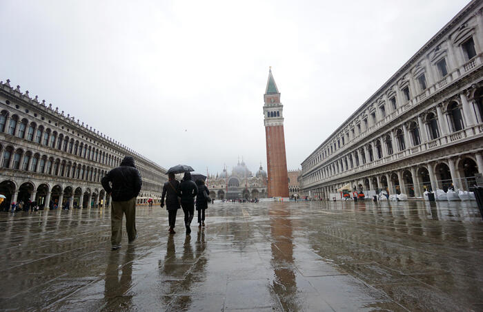 Venezia Lacqua Alta Torna A