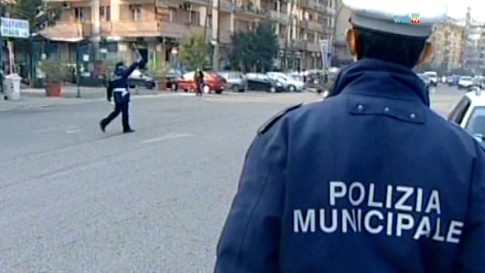 Aggressione a agenti della polizia locale: arrestato venditore ambulante di prodotti contraffatti a Napoli