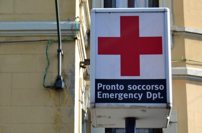 Aggressione al pronto soccorso di Aversa: medico ferito dopo l’attacco di una paziente