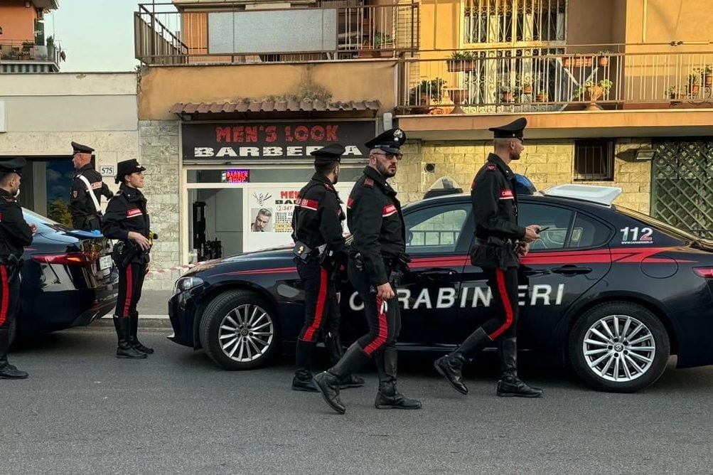 Aggressione in una barberia a Roma: litiga con il barbiere e viene ferito con forbici