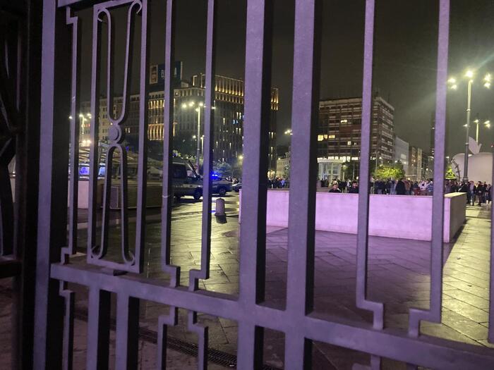 Allerta in Stazione Centrale: un uomo in cima alla facciata provoca chiusura degli ingressi frontali